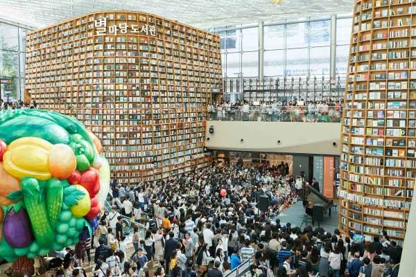 Coex Starfield Library: Instagram Crowd vs Reality After 8 PM — photo from Korean media
