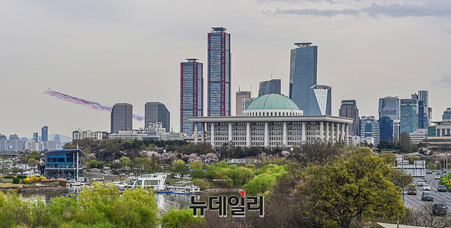 Discovering Yeouido Hangang Park's Cherry Blossom Walking Route — photo from Korean media