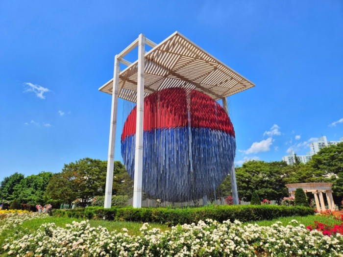Exploring Olympic Park's Rose Garden and Walking Route in May — photo from Korean media