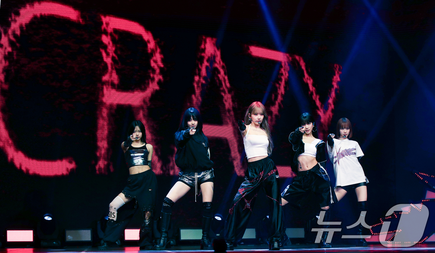 LE SSERAFIM's Easy and Crazy Era: A Dynamic Review of Sakura and Chaewon — photo from Korean media