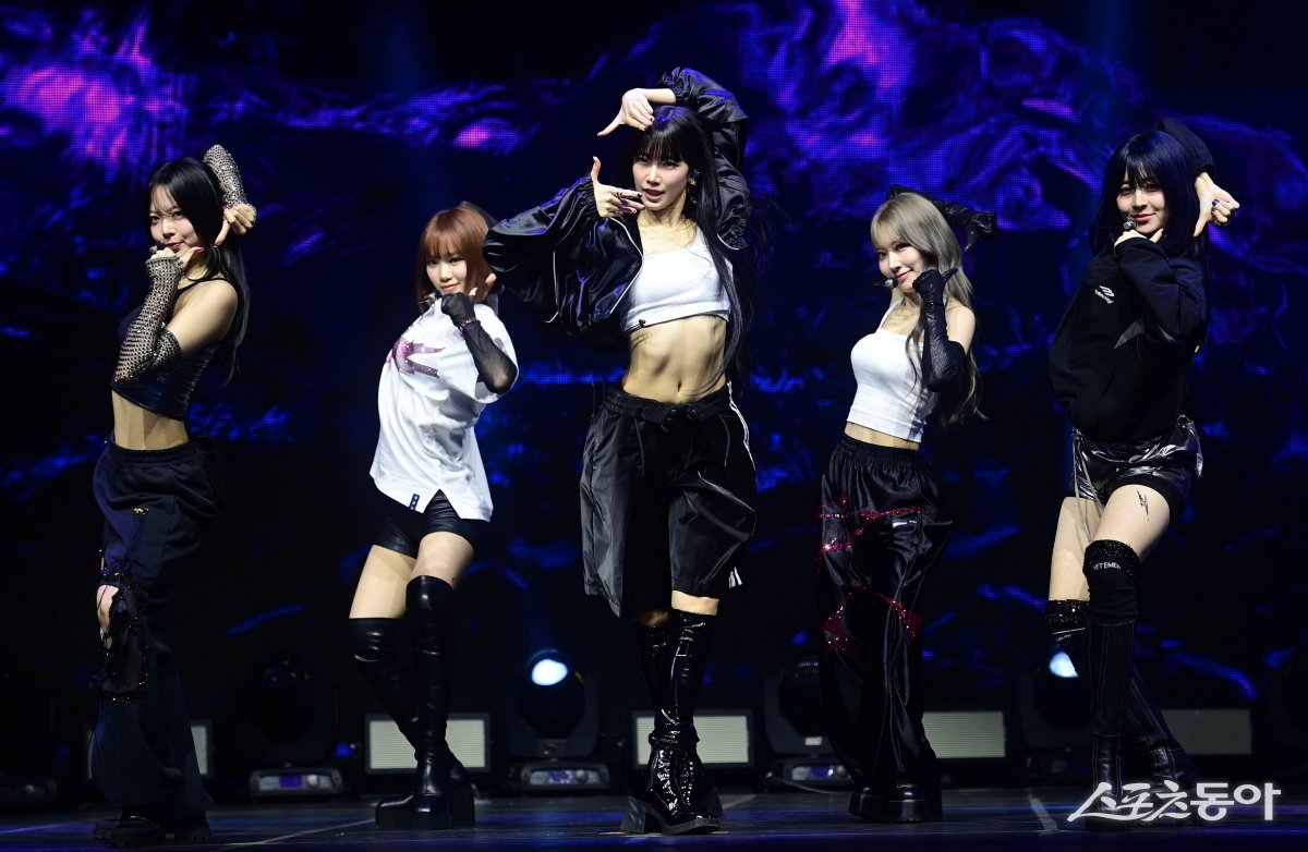 LE SSERAFIM's Easy and Crazy Era: A Dynamic Review of Sakura and Chaewon — photo from Korean media